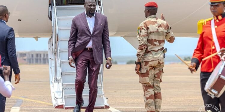 Conakry : Mamadi Doumbouya de retour après une tournée au Rwanda et au Gabon