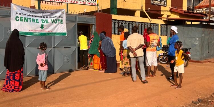 Présidentielle en Guinée : une ouverture du vote globalement apaisée, selon l’ABLOGUI