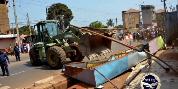 Conakry : la police annonce la reprise des opérations de démantèlement des encombrants sur la voie publique