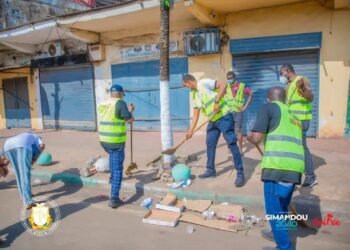 Kaloum: le ministre Aboubacar Camara menace de fermer les boutiques insalubres