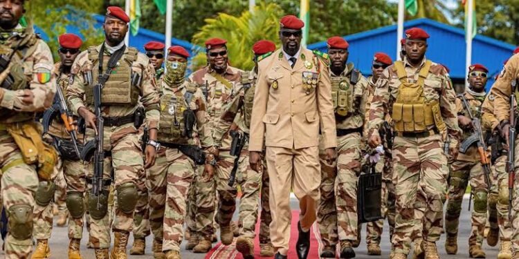 Armée guinéenne : Mamadi Doumbouya élève plusieurs officiers en grade