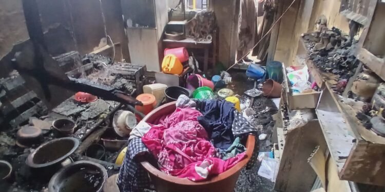 Tragédie nocturne : une mère et ses deux enfants tués dans un incendie