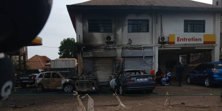 Conakry : un accident déclenche l’incendie d’une station-service, le conducteur meurt
