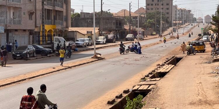 Kobaya : des élèves perturbent les cours et barricadent la route sur la T5