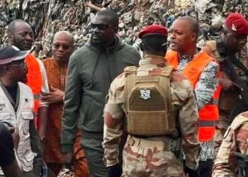 Dar-Es-Salam : Mamadi Doumbouya se rend sur le site de l’éboulement meurtrier