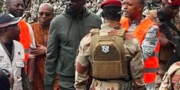 Dar-Es-Salam : Mamadi Doumbouya se rend sur le site de l’éboulement meurtrier